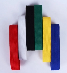 Пояс кольоровий однооборотний без емблем.